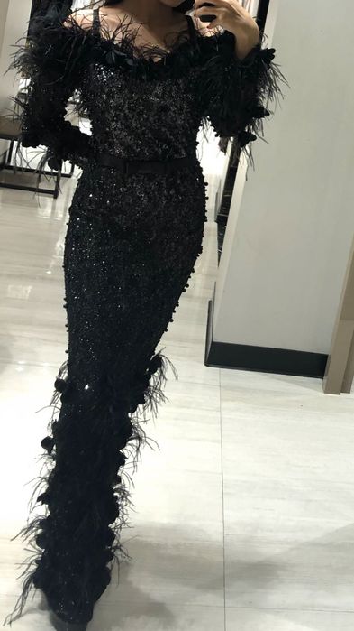 Официална рокля с пера и ръкави