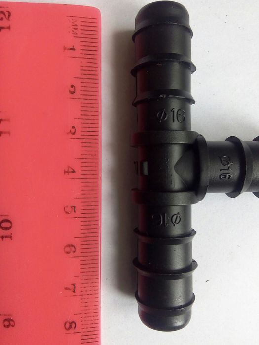 Пластиковые тройник для шланга.