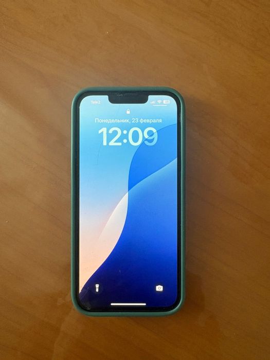 Айфон 13 в изумрудном цвете