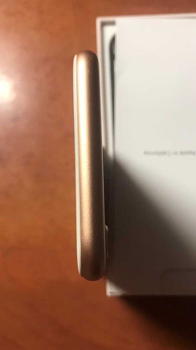 Продавам iphone 8 gold rose 64gb