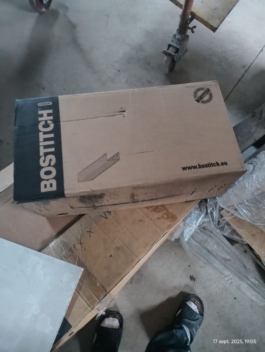 Pistol pneumatic cu capse