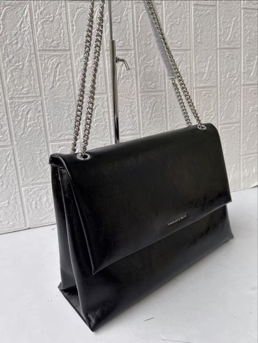Абсолютно новая сумка Charles & Keith.
