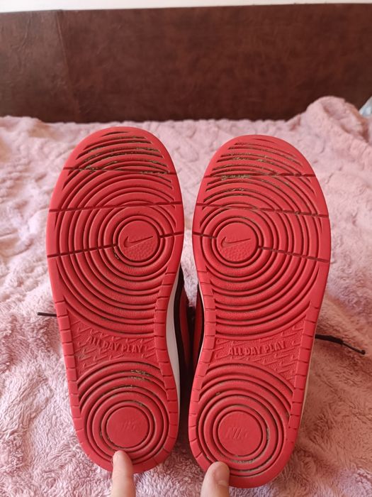 Vând adidași Nike court vision red and black