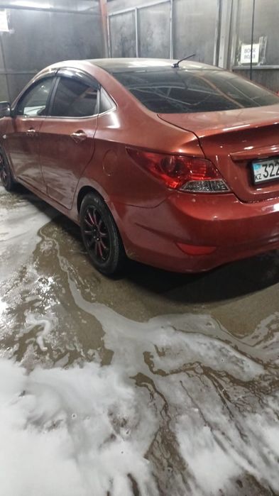 Hyundai Accent красный