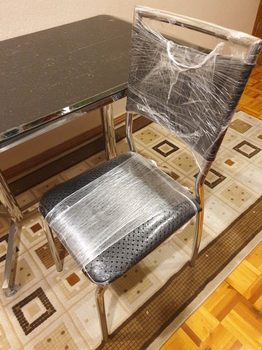 Продам стеклянный стол и четыре стула к нему!