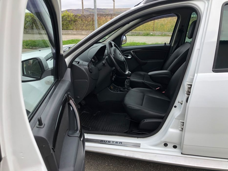 Dacia Duster an 2011 diesel  motor 1.5 dci 107cp clima piele senzori parcare incalzire scaune euro 5