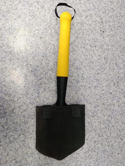 Сапёрная лопата в чехле.