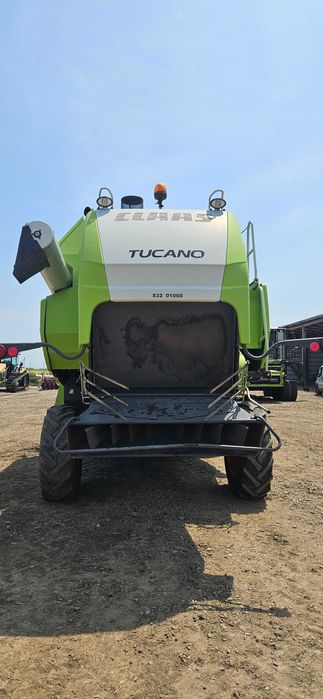 Combina Claas Tucano 320