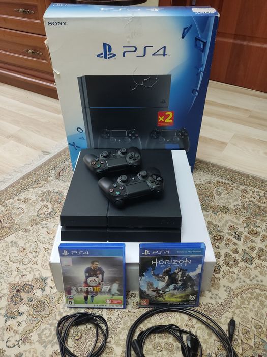 Продам PS4 состояние отличное