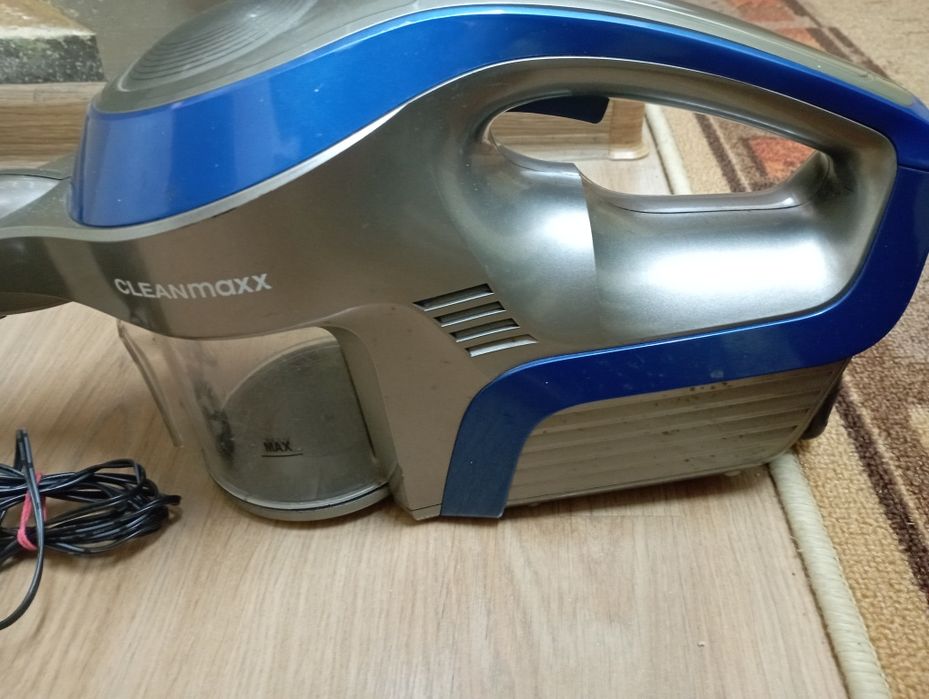 Продавам вертикална акумулаторна прахосмукачка CleanMaxx