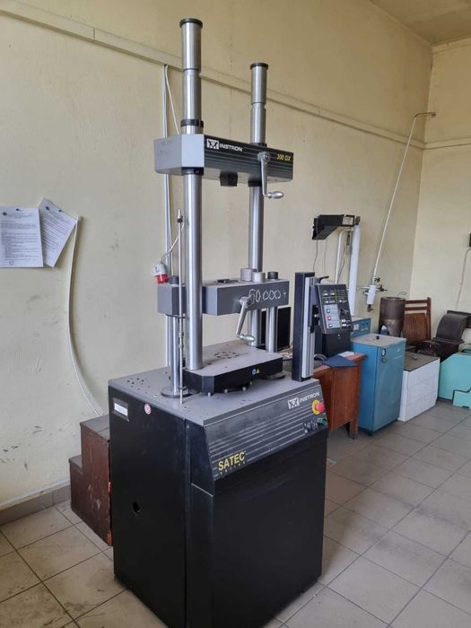 Mașină de testare universală Instron 300DX, 300 kN, 2007