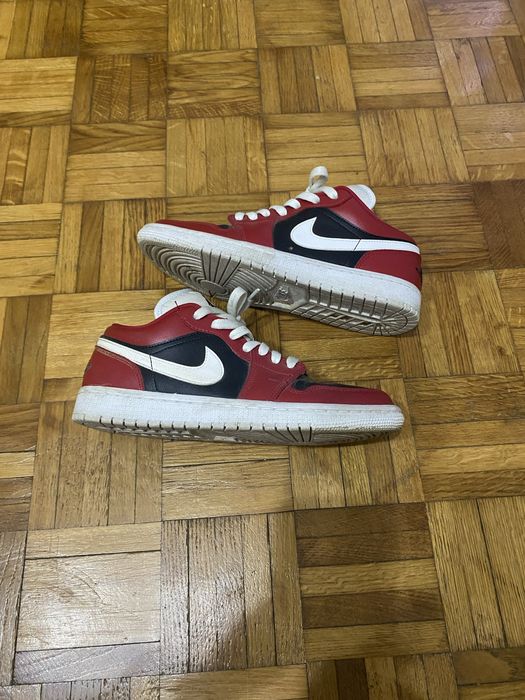 Jordan 1 low roșu/negru/alb