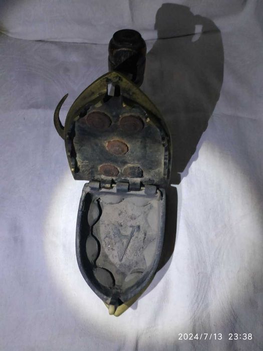 Старинный угольный утюг