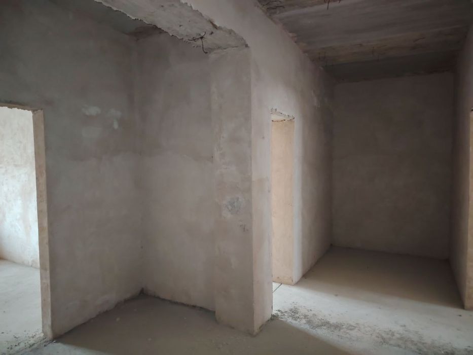3 хонали квартира сотилади. Яшаш майдони 102м²..