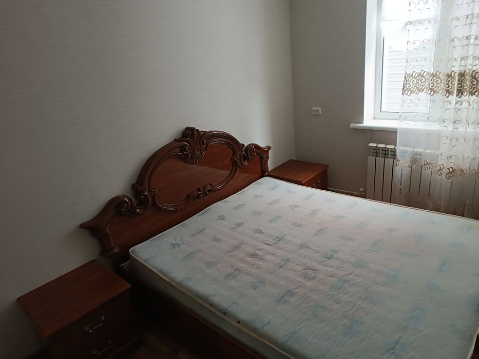 Продам спальный гарнитур, камод с зеркалом