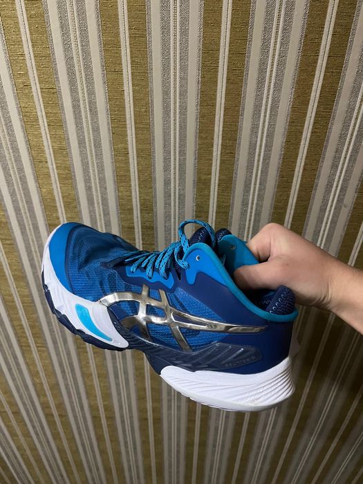 Продаю Асикс кроссовки