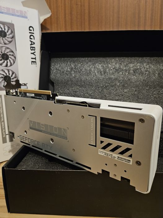 Gigabyte GeForce® RTX™ 3060 Ti VISION cu folie
