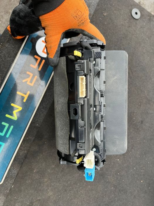 Lexus CT200H Батерия броня фарове  стопове километраж дисплей радио CD