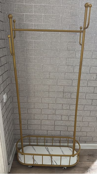 Продам вешалку для одежды