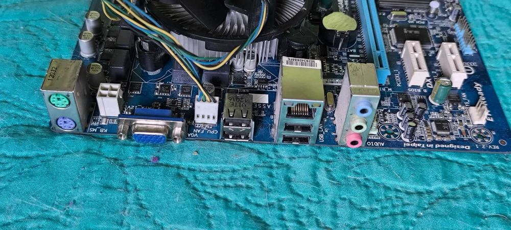 Дънна платка Gigabyte GA-H61M-S1 + Процесор Intel i5-2400 3.10GHz + 16gb ddr3 ram