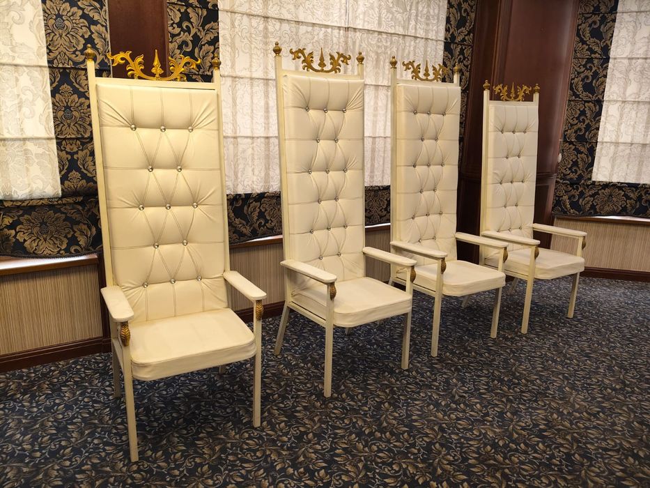 Продается комплект свадебных стулев,для жениха и невесты