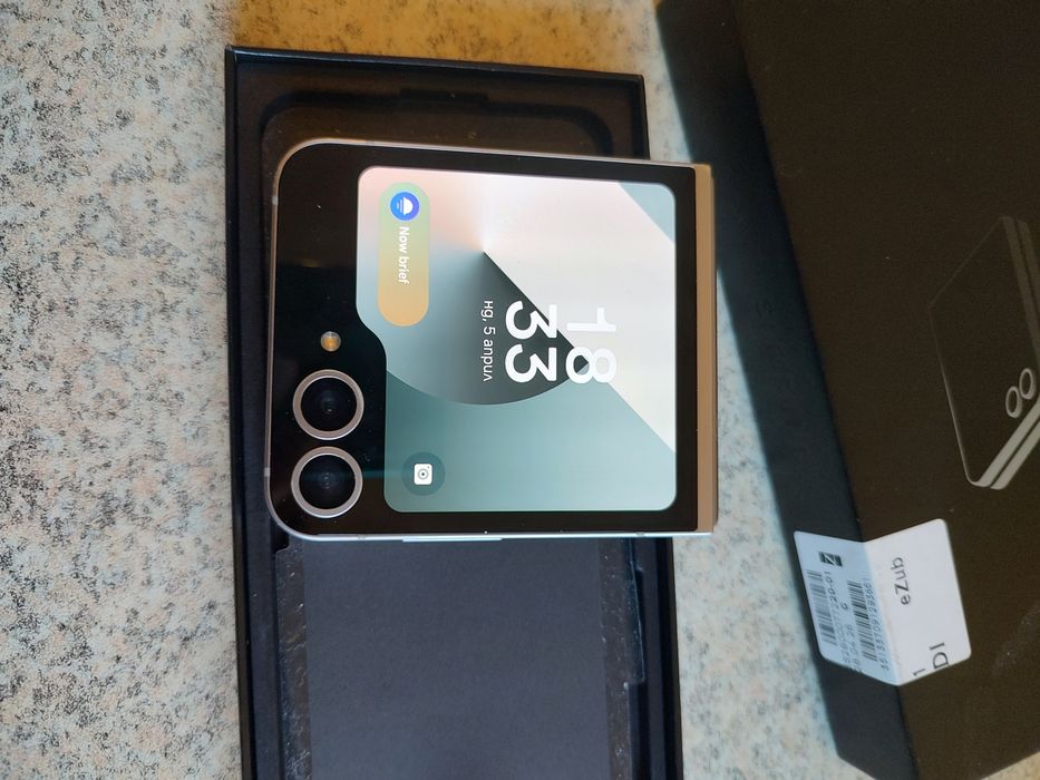 Продавам  Samsung Z Flip 6