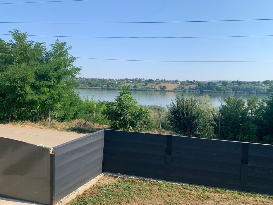 Proprietate lângă lac și plantație de zmeură