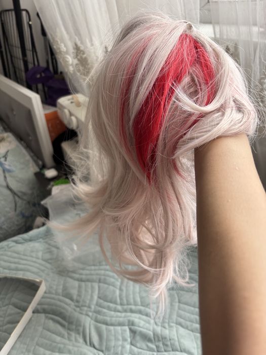 Парик, белый с красной прядью