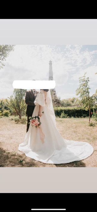 Свадебное платье шикарное с шлейфом.