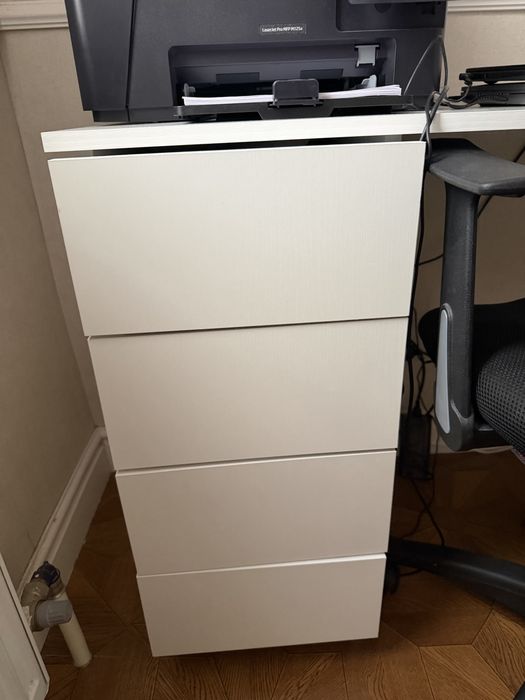 Рабочий стол белого цвета