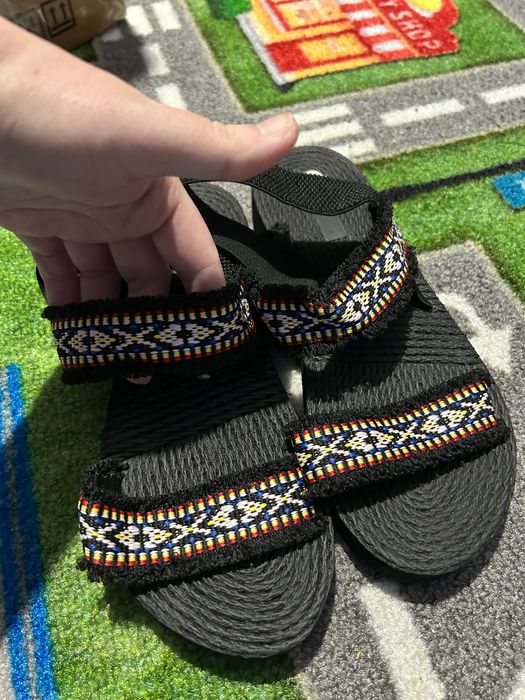 Нови обувки, различни номера