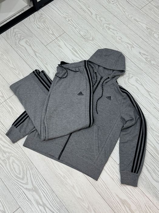 Костюм Adidas essential почти новый