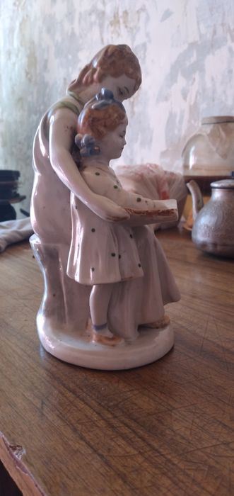 Статуэтка ссср Мать и дочь за книгой