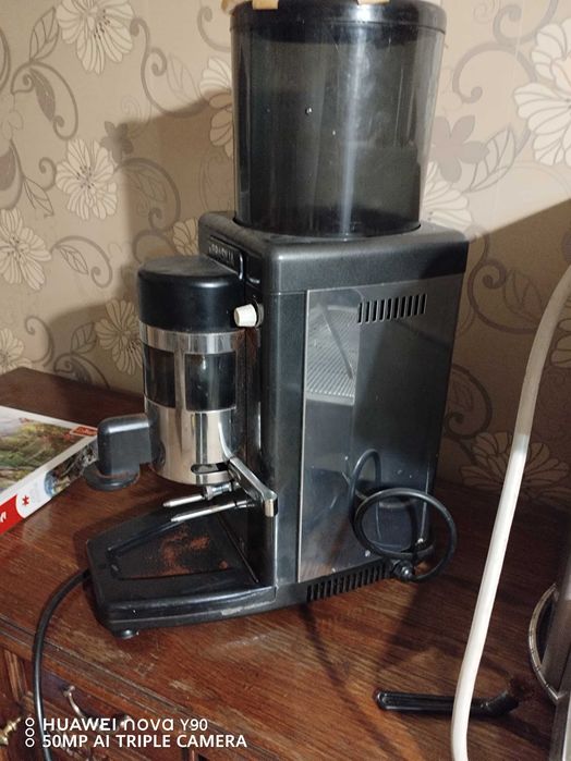 Кафемашина с кафемелачка