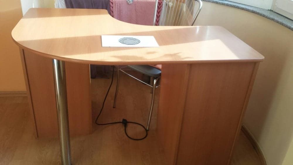 Masă manichiura cu aspirator inclus