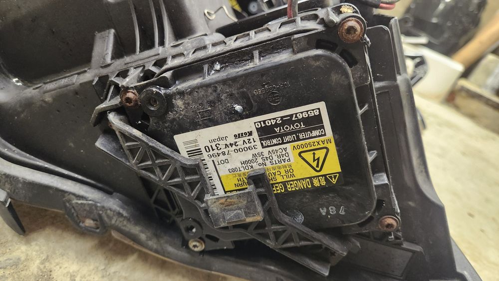 Фарове Тойота Авенсис 2008