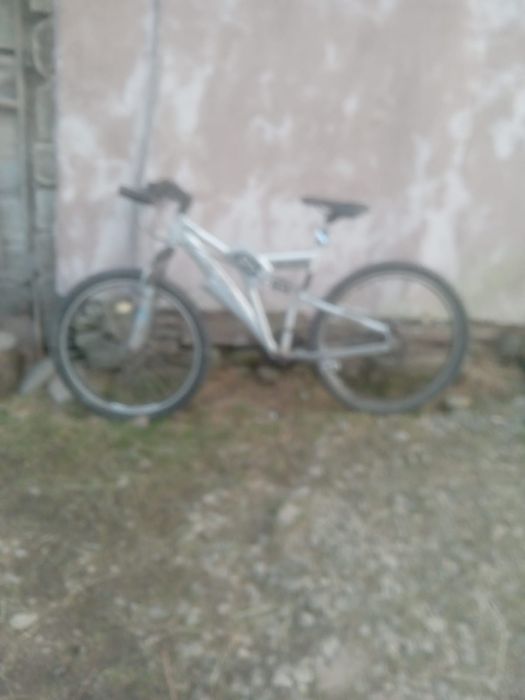 Vând bicicleta de culoare grie