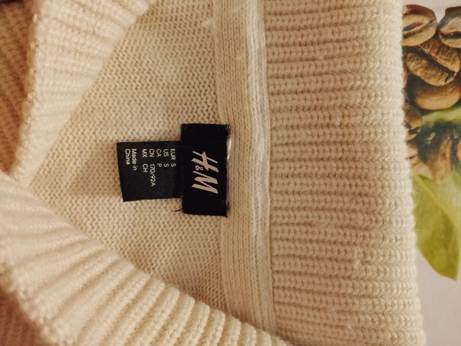 Pulover alb în pas cu moda