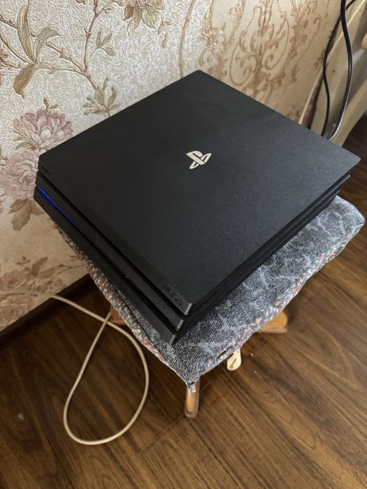 Продаю playstation 4 pro свою