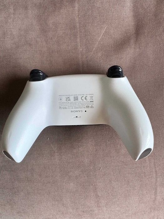 Продавам PlayStation 5 (PS5) комплект с контролер, кабели, кутия и игри