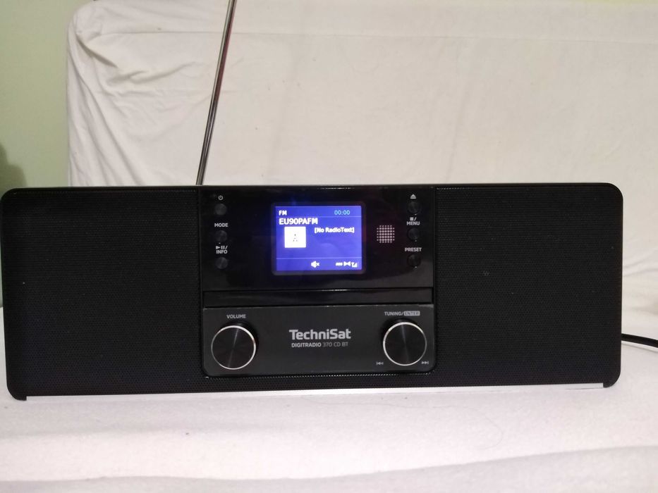 Sisteme audio Technisat DigitRadio 360 CD si 370 CD BT