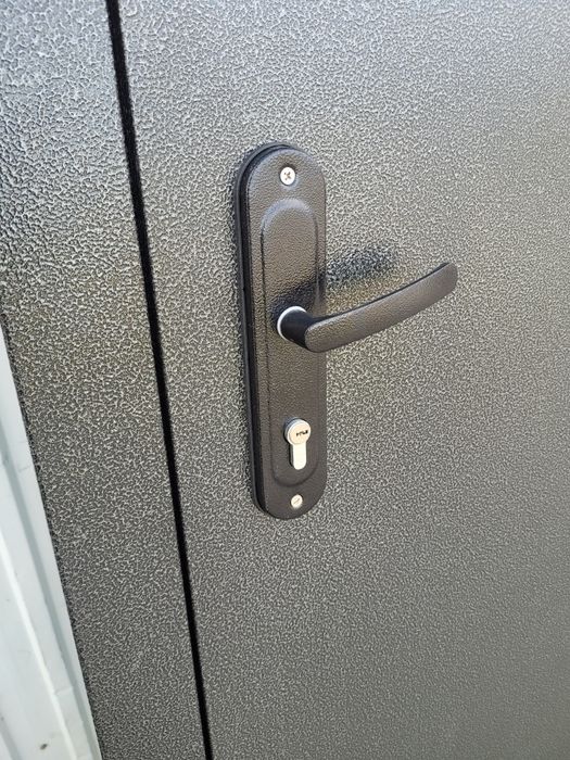 Продам новый наружный дверь