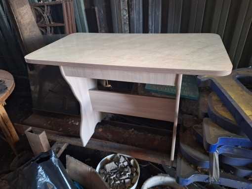 стол кухонный...