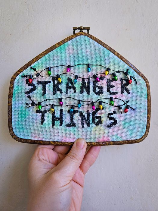 Decorațiune perete brodată Stranger Things