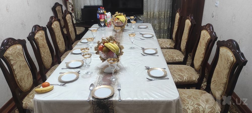 Столы и стулья для гостинной