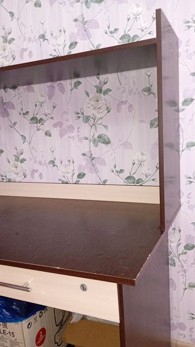 Продается стол с замками