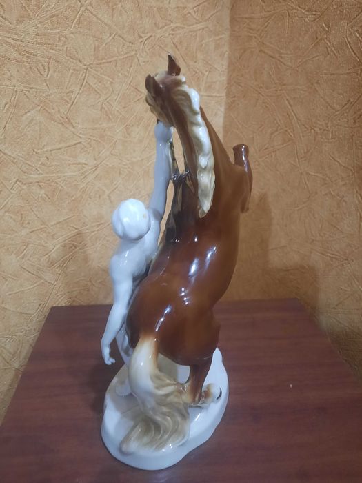 Большая фарфоровая статуэтка "УКРОЩЕНИЕ КОНЯ"Германия, "GRAFENTHAL"