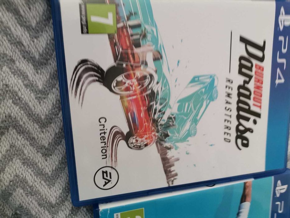 Ps4 500gb в отлично състояние с всички кабели и един джойстик.