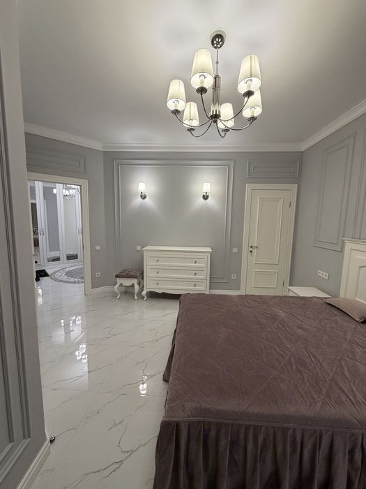 Продам кровать, тумбочки, камод б/у