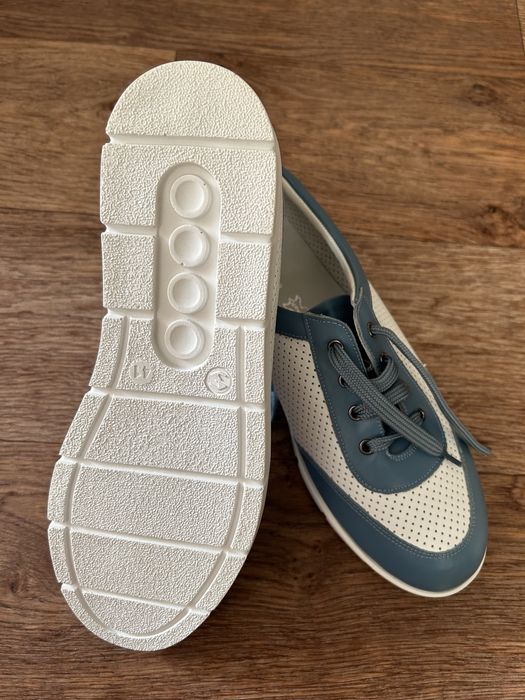 Продам новые кожаные кроссовки